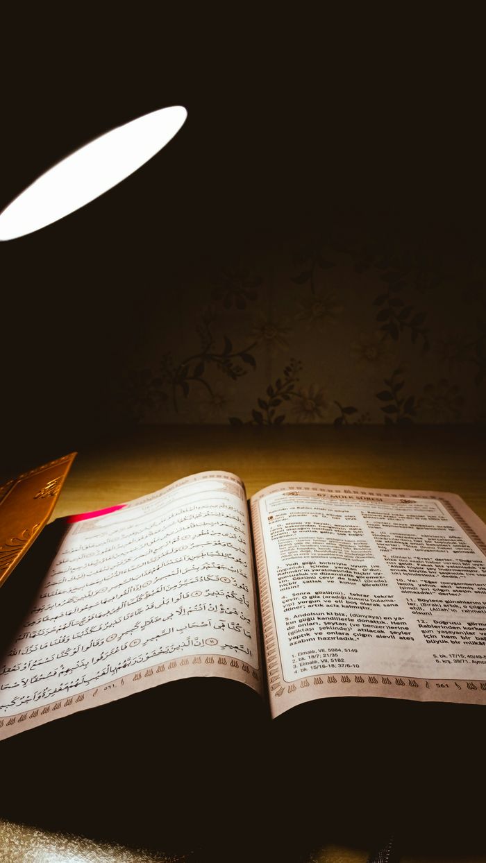 An open Quran placed under a lamp, perfect for evening reflection during Ramadan.
